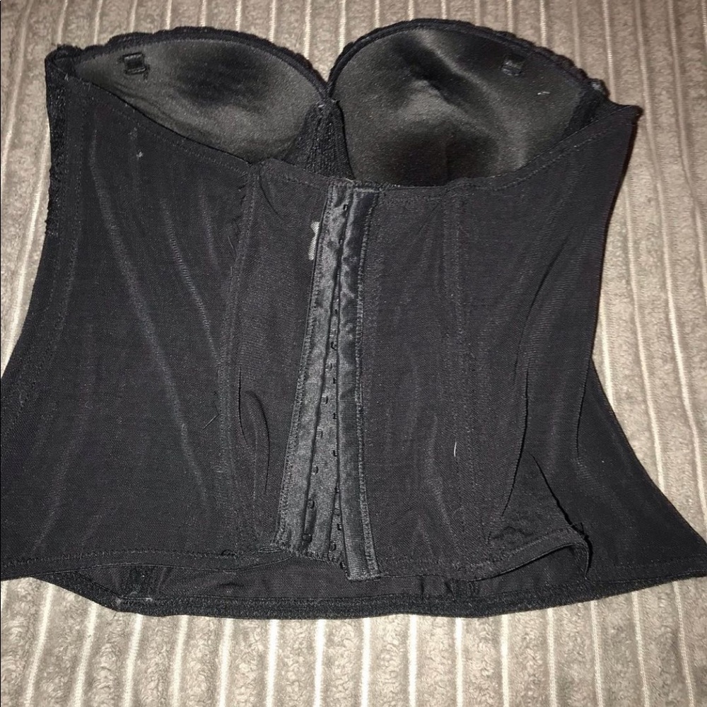 Black corset top ♠️
Size: could fit a M / L
Price: $10